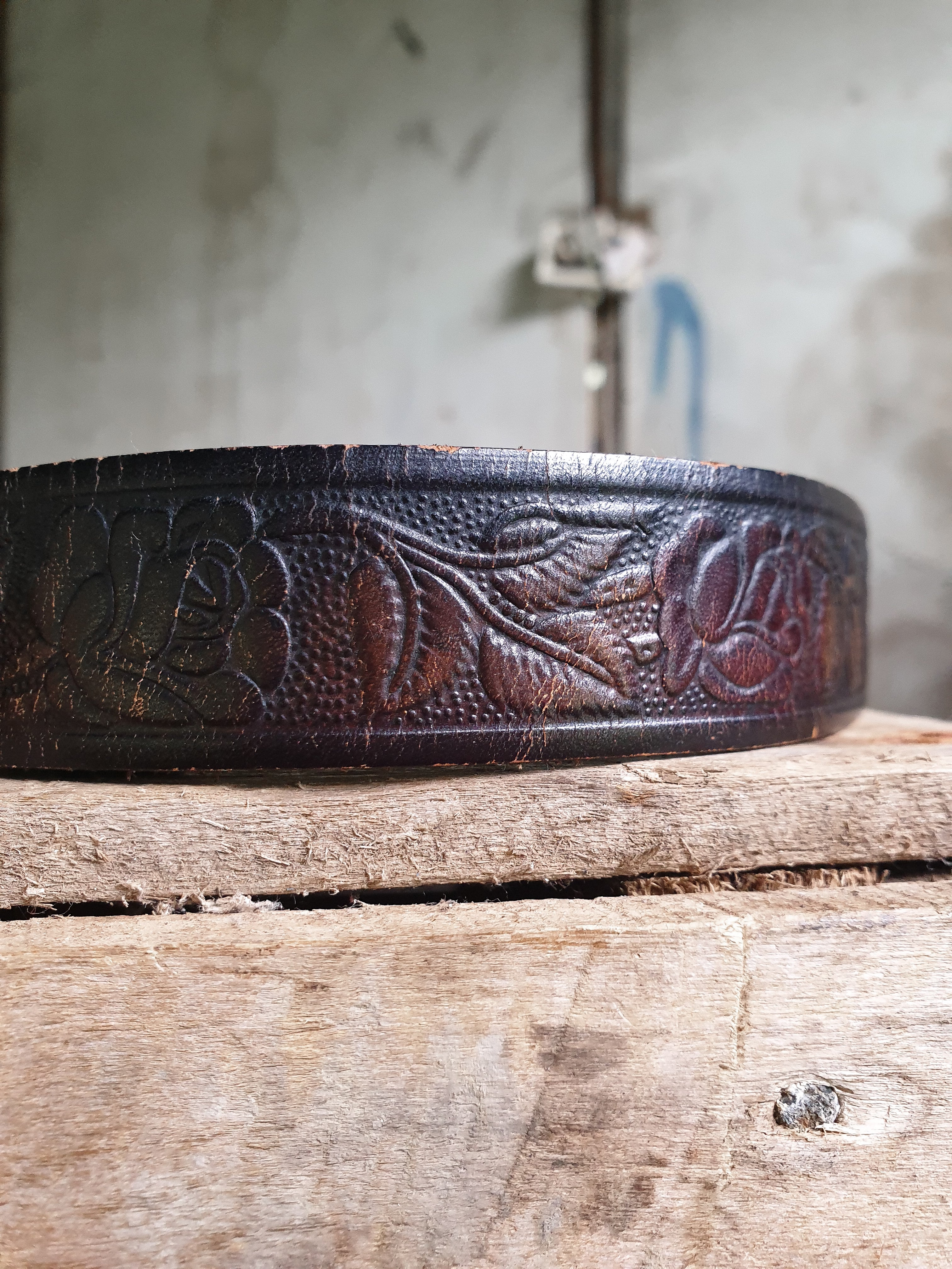 Vintage 1970s/80s Tooled Leather Rose Belt