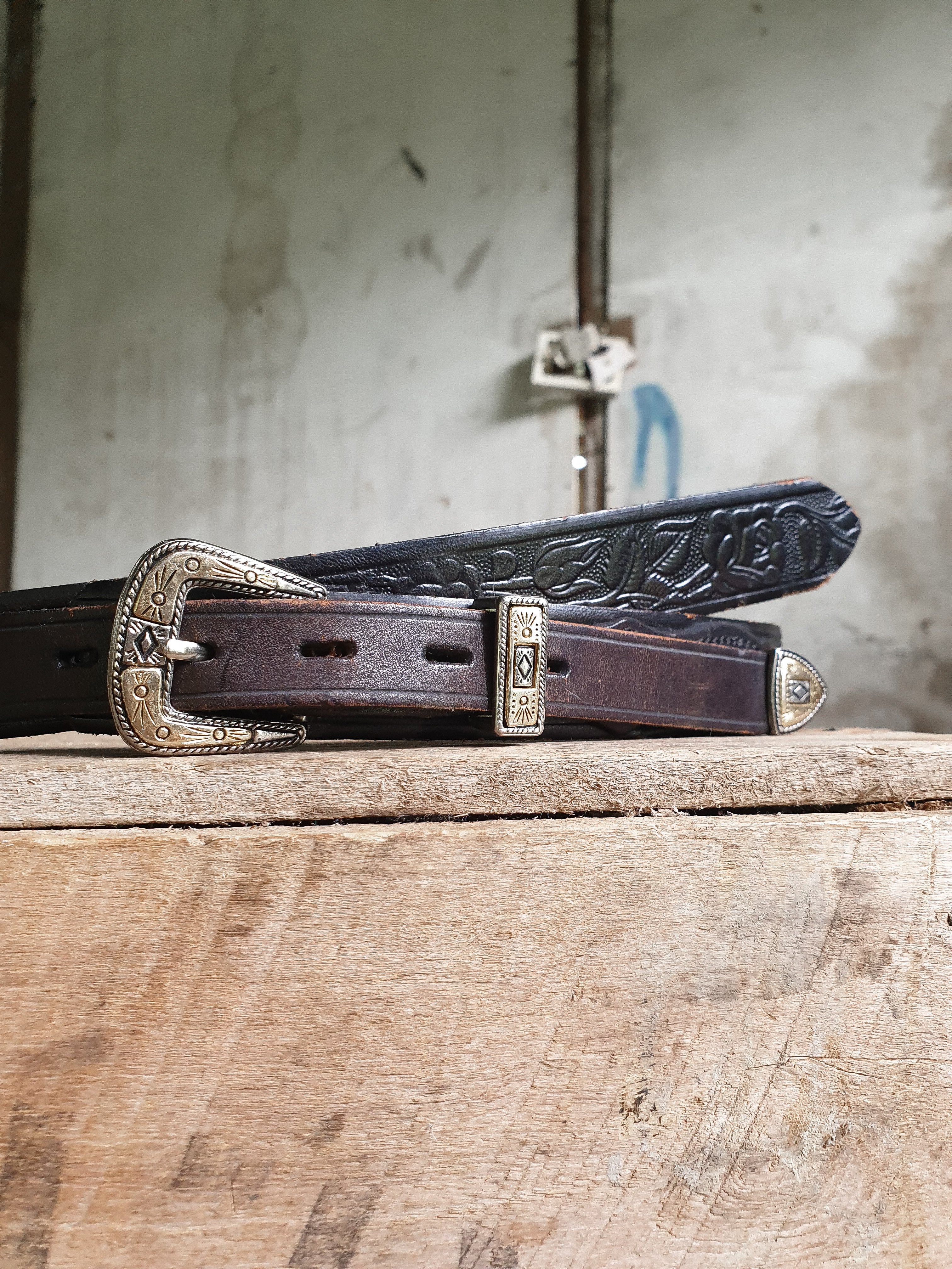 Vintage 1970s/80s Tooled Leather Rose Belt