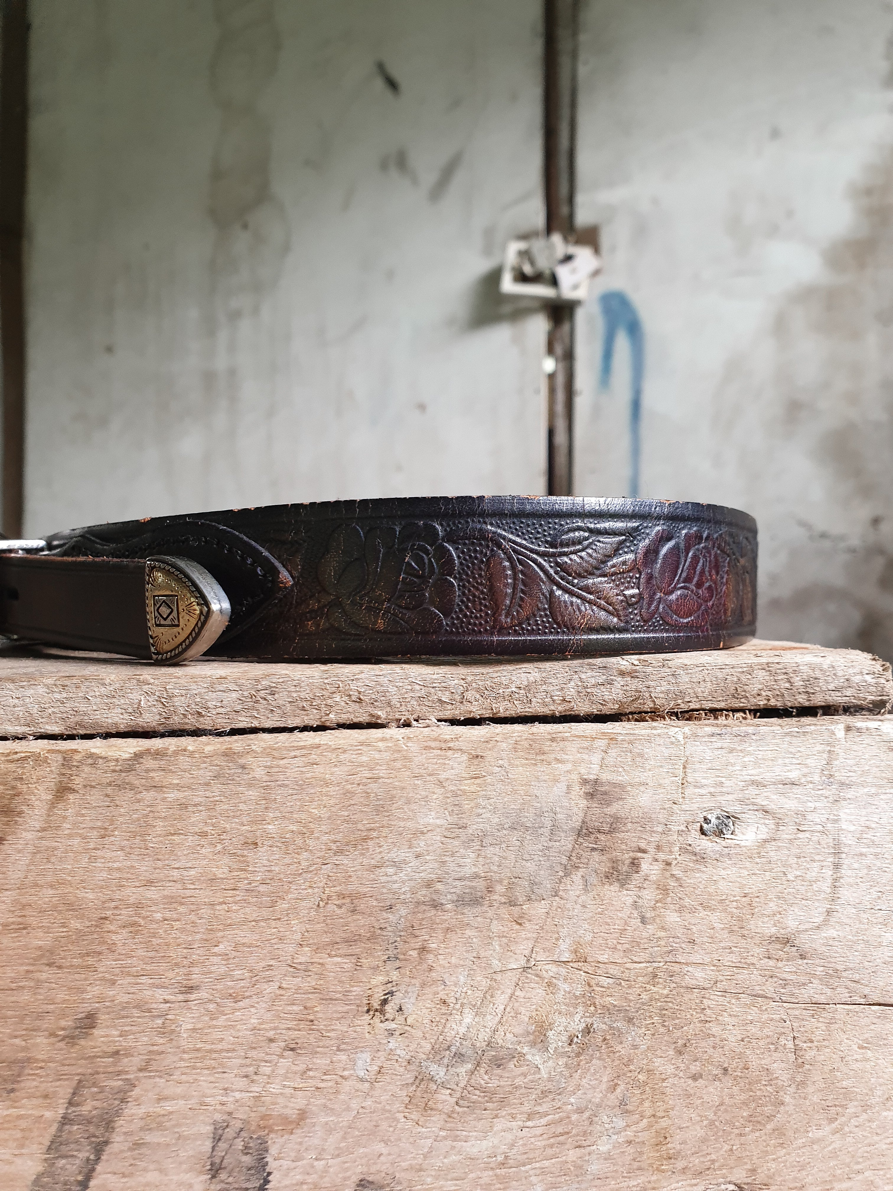 Vintage 1970s/80s Tooled Leather Rose Belt