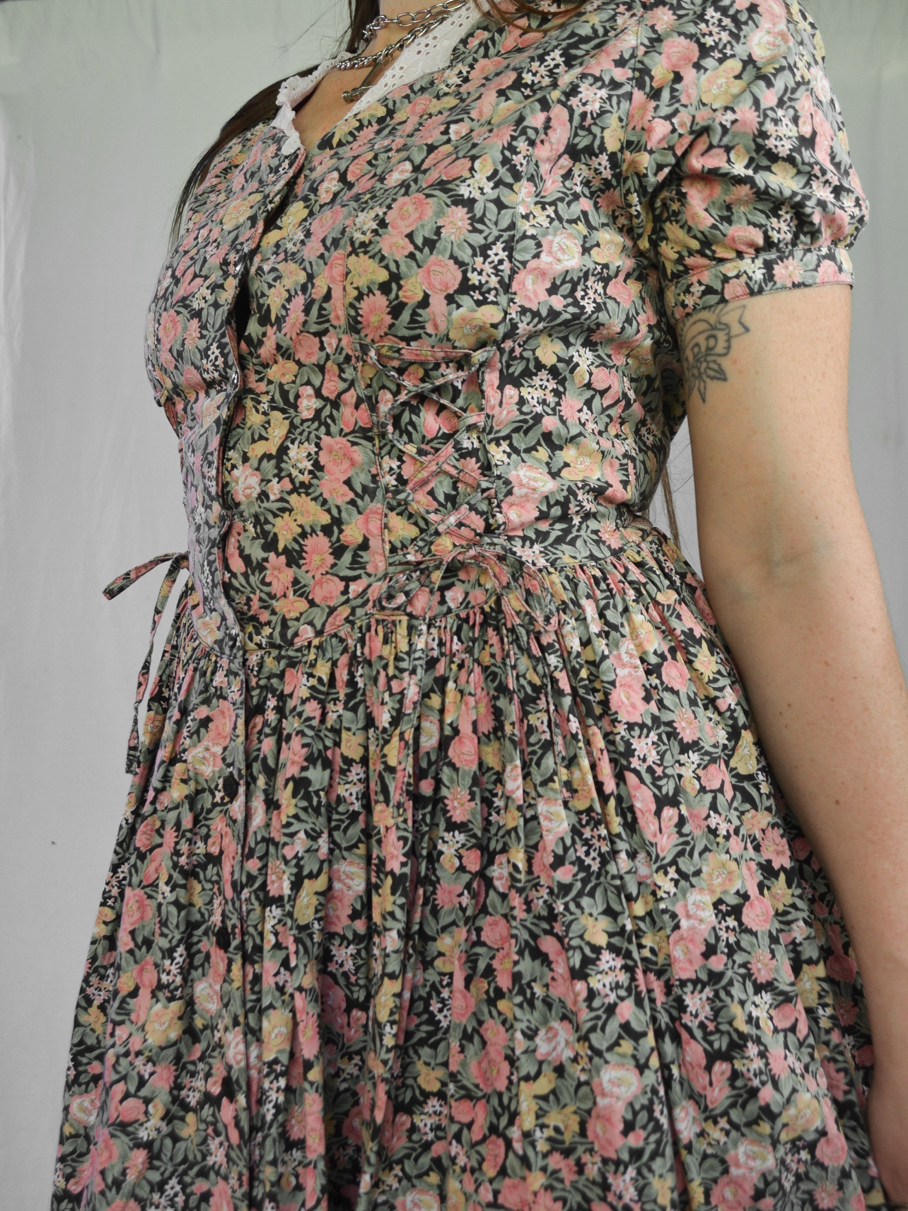 MAGIC MAMA EMPORIUM // Vintage 70s/80s Floral Lace-Up Prairie Western Midi Dress – MagicMama Emporium
