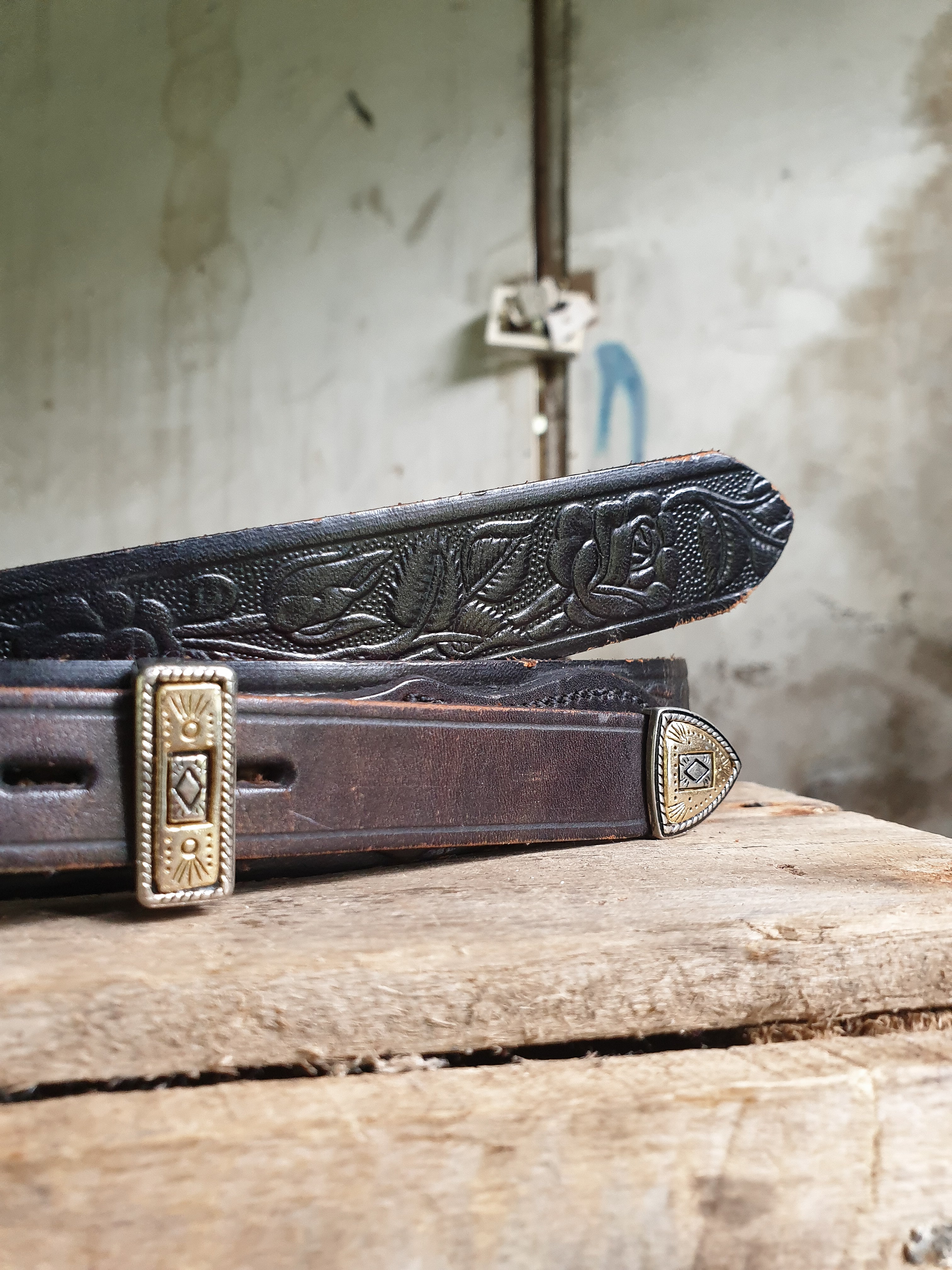 Vintage 1970s/80s Tooled Leather Rose Belt